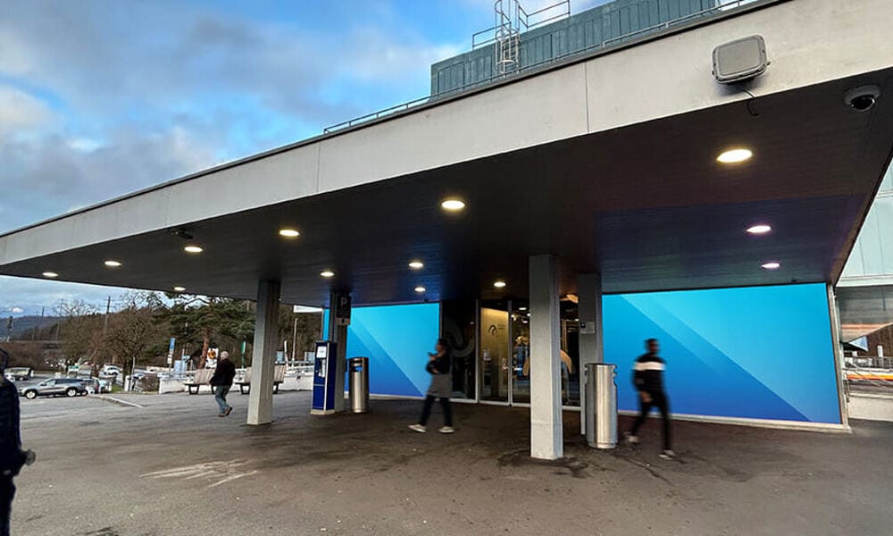 Excom Media takes over the DOOH screens at the Shopping-Raststätte Würenlos (A1)