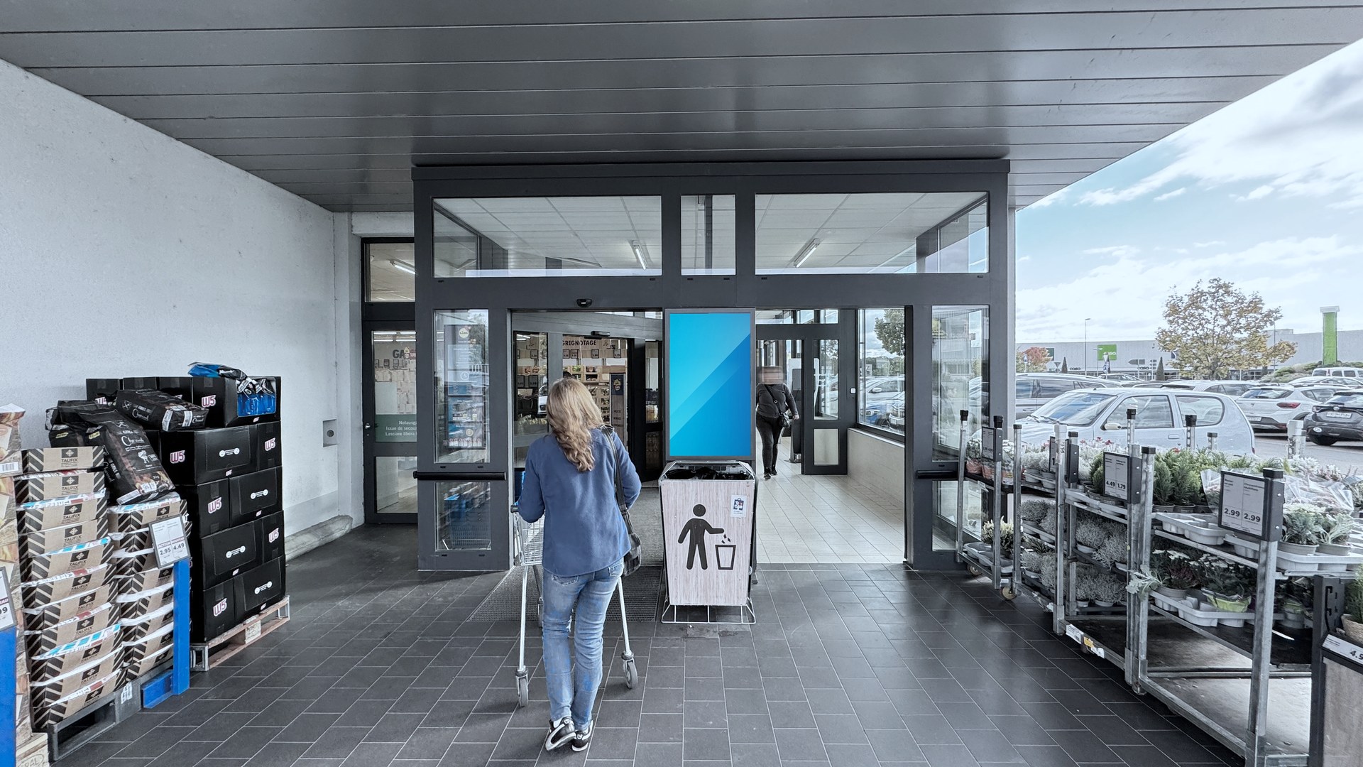DOOH advertising screens in the Lidl store in Etoy (Switzerland)