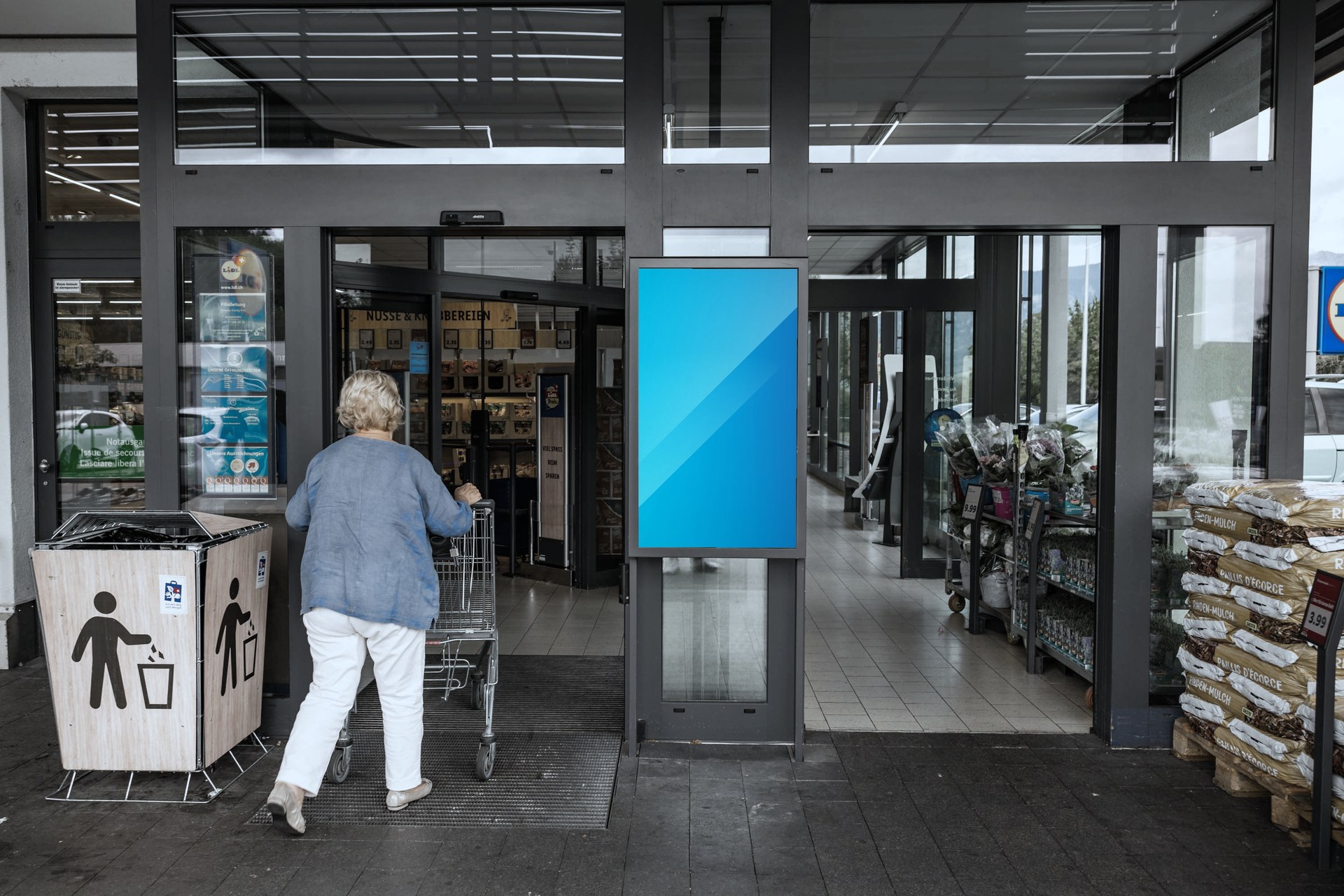 DOOH advertising screens in the Lidl store in Biberist (Switzerland)