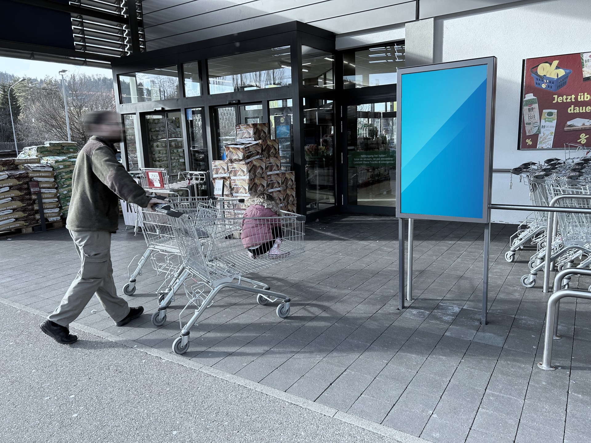 DOOH advertising screens in the Lidl store in Herisau (Switzerland)