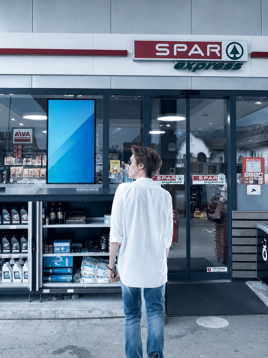 DOOH-Screen im Eingang einer Tankstelle