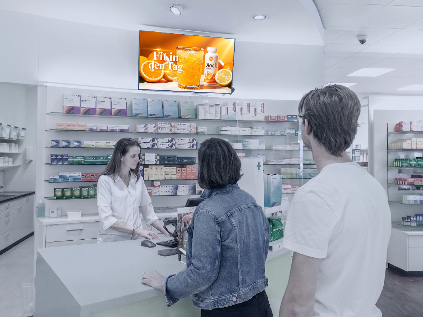 Digitaler Werbescreen in einer Schweizer Apotheke — DOOH-Werbefläche von Excom Media